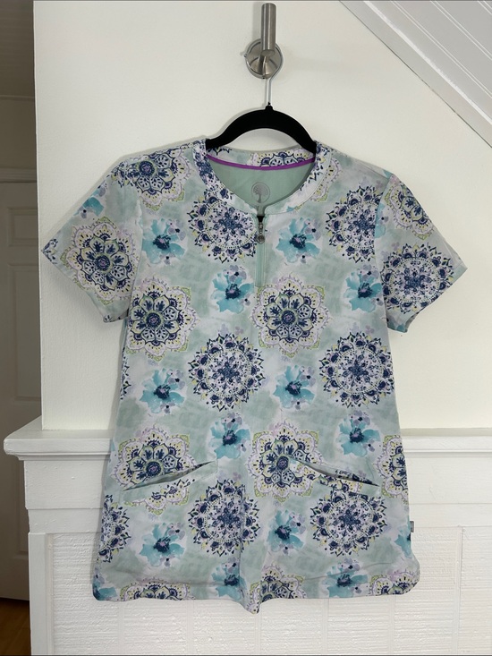 healing hands Tops - Healing Hands Water Color Medallion Ivy Printed Scrub Top size XS